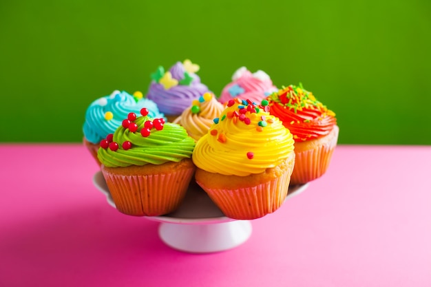 Cupcakes delle vacanze di Pasqua sul piccolo supporto, posto per il testo