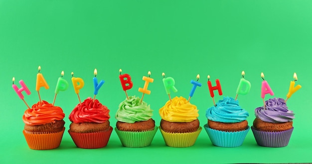 Cupcakes di buon compleanno su sfondo verde