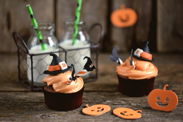 Cupcakes di Halloween con crema di ricotta e cappello da strega mastice.