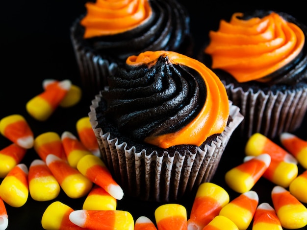 Cupcakes di Halloween decorati con glassa roteata nera e arancione.