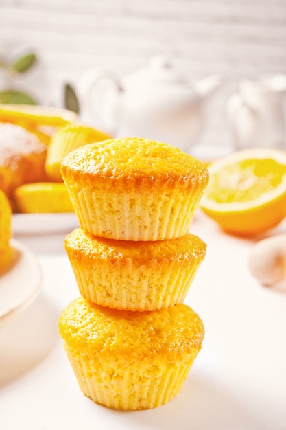 Cupcakes di muffin al limone deliziosi fatti in casa sul tavolo bianco. Vista dall'alto.