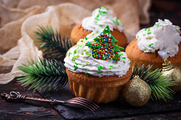 Cupcakes di Natale con panna montata. Messa a fuoco selettiva