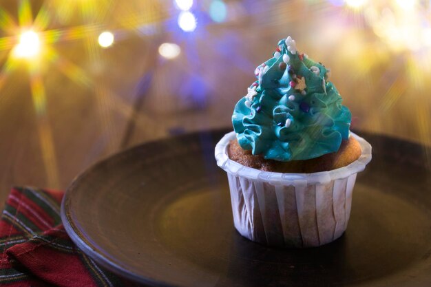 Cupcakes di Natale sotto forma di un albero di Natale Dolce di Natale alzato con messa a fuoco selettiva