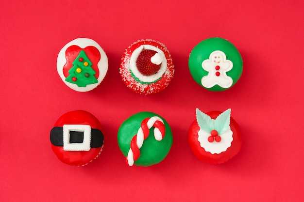 Cupcakes di Natale su sfondo rosso