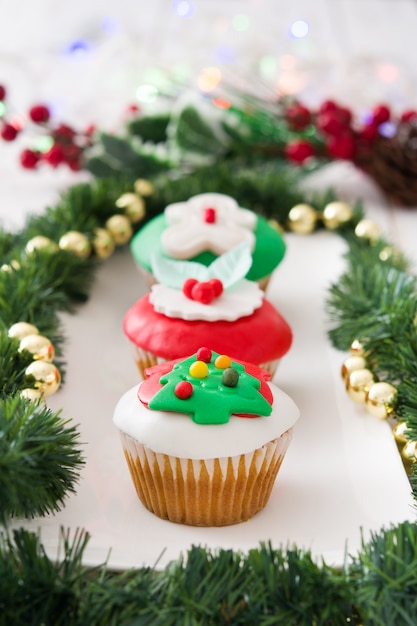 Cupcakes di Natale sul tavolo di legno bianco