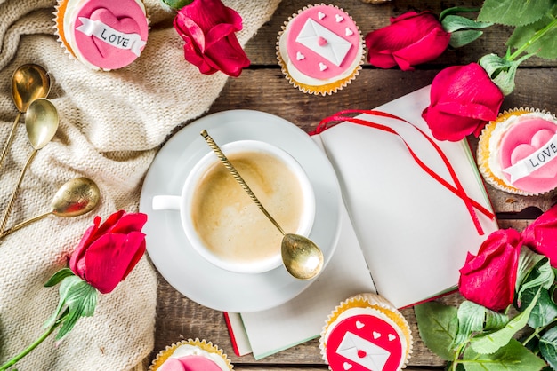 Cupcakes di San Valentino con una tazza di caffè