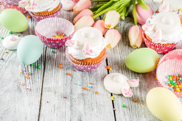 Cupcakes di uova di Pasqua e coniglietto