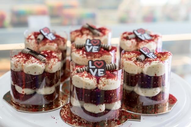 Cupcakes di velluto rosso con glassa di crema di formaggio Vista dall&#39;alto nel negozio di panetteria