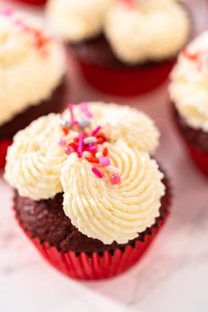 Cupcakes di velluto rosso con glassa di ganache al cioccolato bianco