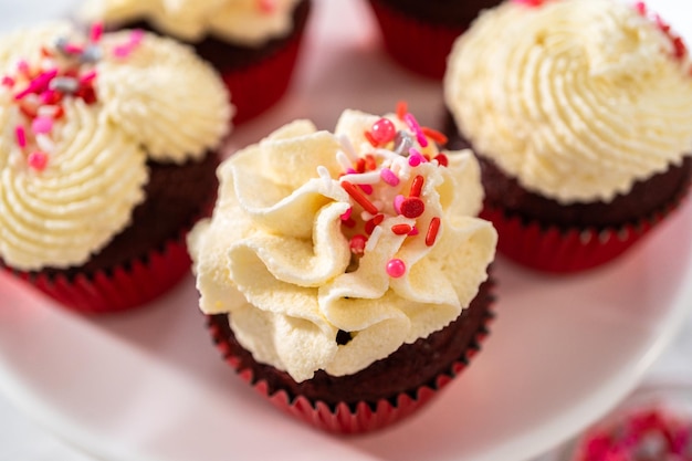 Cupcakes di velluto rosso con glassa di ganache al cioccolato bianco