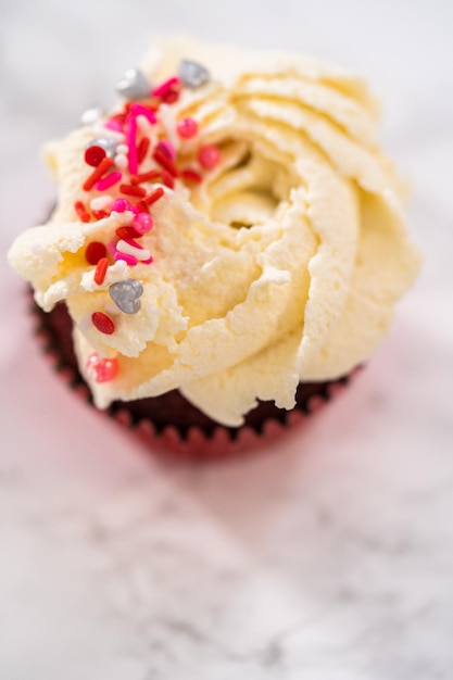 Cupcakes di velluto rosso con glassa di ganache al cioccolato bianco