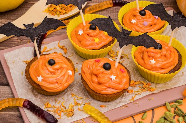 Cupcakes di zucca con crema all'arancia per Halloween. Idee per la cottura, dolci.