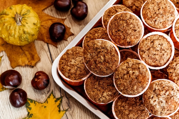 Cupcakes di zucca e carote. Dolci pasticcini autunnali. Concetto di caffè, menu.