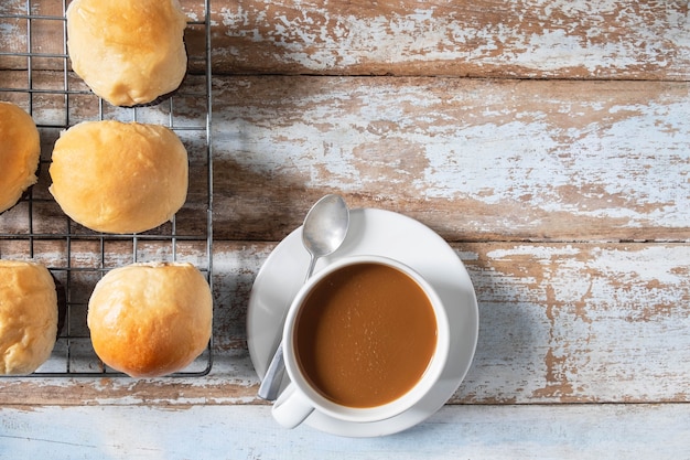 Cupcakes e caffè freschi sui tavoli in legno