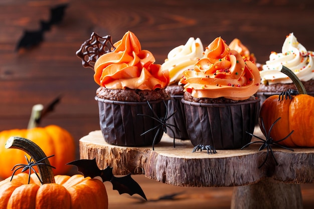 Cupcakes e zucche di Halloween su sfondo scuro Dolci per feste