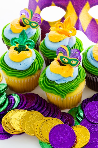 Cupcakes fantasia decorati con foglia e maschera per la festa del Mardi Gras.