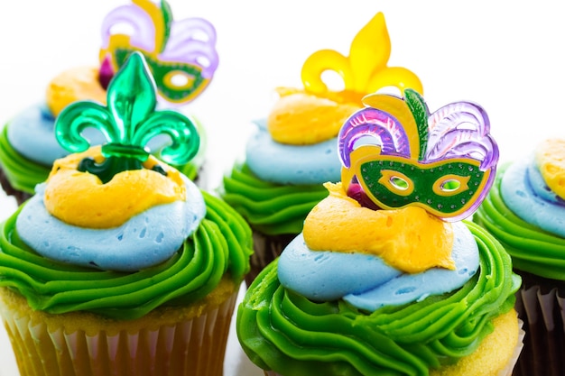 Cupcakes fantasia decorati con foglia e maschera per la festa del Mardi Gras.