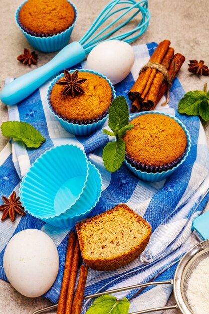 Cupcakes fatti in casa con anice stellato alla cannella e menta fresca