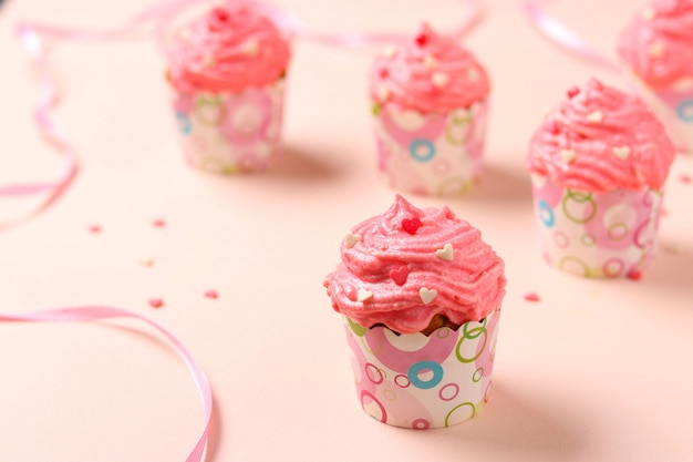 Cupcakes fatti in casa con crema su una rosa