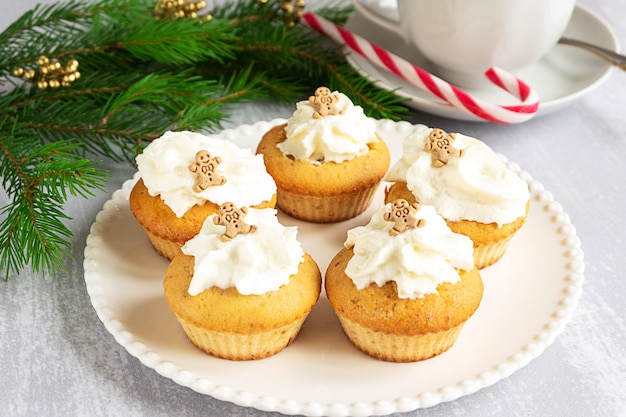 Cupcakes fatti in casa con decorazioni natalizie