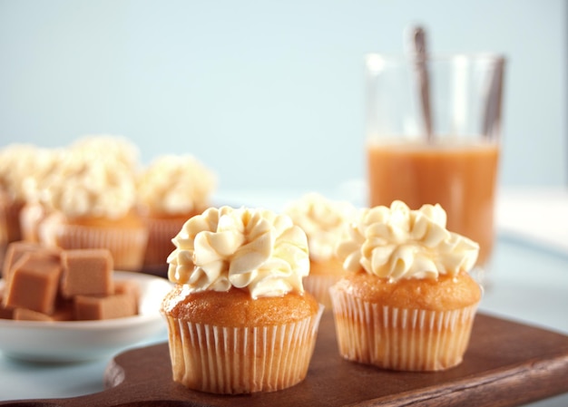 Cupcakes fatti in casa con sciroppo di caramello e panna montata