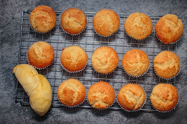 Cupcakes fatti in casa durian sul tavolo di roccia.