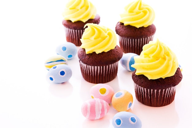 Cupcakes gourmet con glassa gialla preparati per Pasqua.