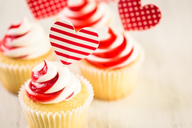 Cupcakes gourmet per la festa della mamma su uno sfondo di legno.