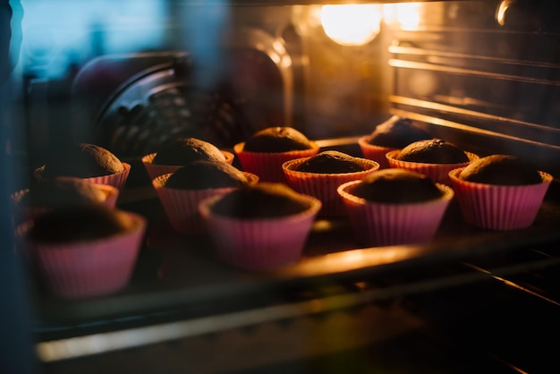 Cupcakes gustosi che cuociono in forno