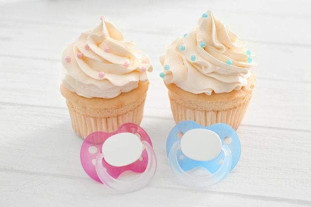 Cupcakes gustosi per una rivelazione del genere del bambino su un tavolo