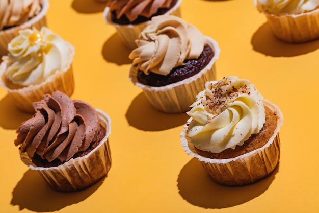 Cupcakes in piedi su sfondo giallo