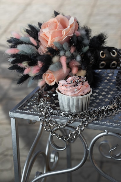 Cupcakes in stile grunge con crema nera e rosa