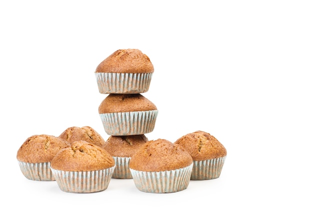 Cupcakes integrali in una vista ravvicinata su uno sfondo bianco