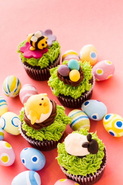 Cupcakes pasquali gourmet al cioccolato decorati individualmente.