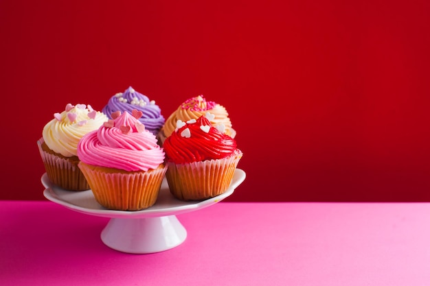 Cupcakes per le vacanze di San Valentino sul piccolo supporto, posto per il testo