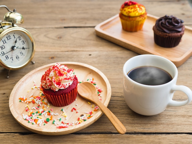 Cupcakes rossi messi su un piatto di legno sferico Accanto al cupcake