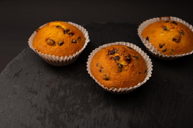 Cupcakes succosi su uno sfondo nero pasticceria da forno