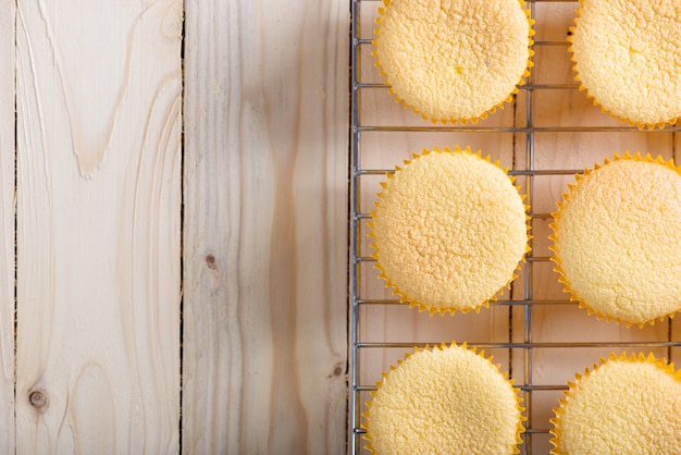 Cupcakes sul tavolo di legno.