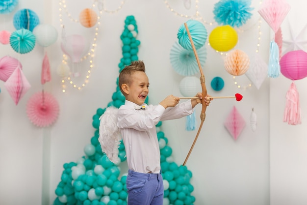 Cupido carino ragazzino con ali, freccia e arco. San Valentino