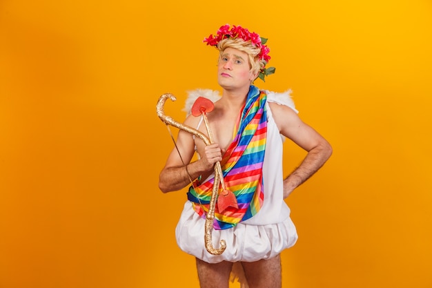 Cupido che tiene bandiera lgbt. concetto di cupido gay