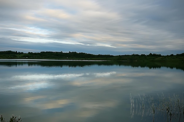 cupo autunno sul lago tristezza / stress autunnale, paesaggio stagionale natura sul lago