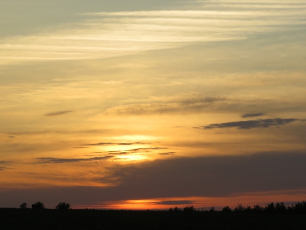 Cupo tramonto tropicale