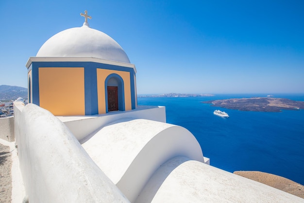 Cupola a Thira Grecia, paesaggio di Santorini. Baia pacifica del Mar Mediterraneo, vista sull'isola vulcanica