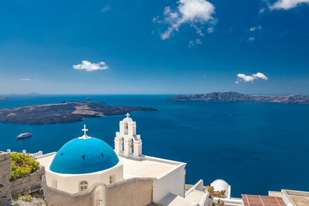 Cupola blu Isola di Santorini, Grecia. Incredibile architettura bianca, cielo blu e rilassanti vibrazioni estive.