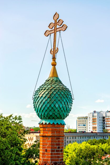 Cupola con una croce della tenda del nartece meridionale della Chiesa ortodossa dell'icona Tikhvin della Madre di Dio nella città di Yaroslavl