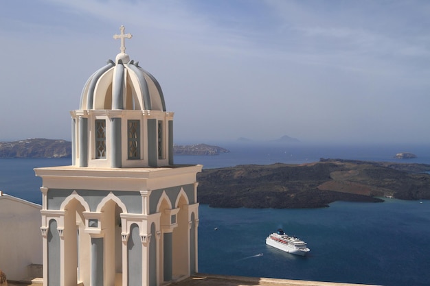 Cupola della chiesa classica dell'isola di Santorini in Grecia