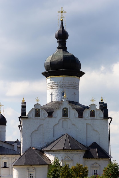Cupola della chiesa russa a Sviyazhsk sul cielo blu