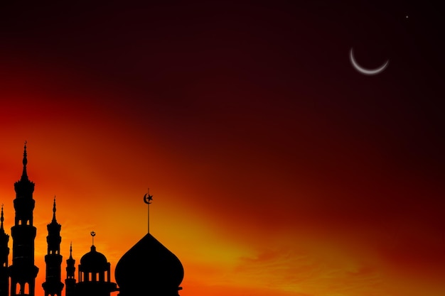 Cupola delle moschee nella notte oscura con la luna crescente su sfondo nero. Capodanno Muharram, Eid al-fitr, Eid al-adha. Simbolo di religione Ramadan islamico.