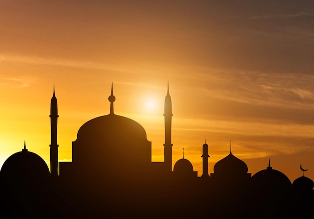 Cupola delle moschee sul cielo crepuscolare blu scuro e Luna crescente sullo sfondo simbolo della religione islamica