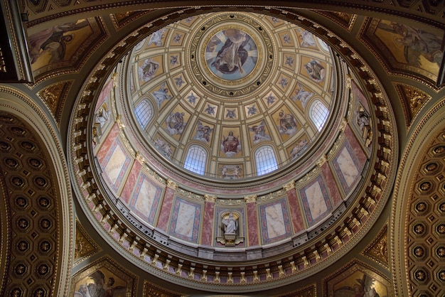 Cupola rotonda della cattedrale cattolica all'interno con bellissime decorazioni, dipinti murali colorati e affreschi a Budapest Ungheria.Budapest.